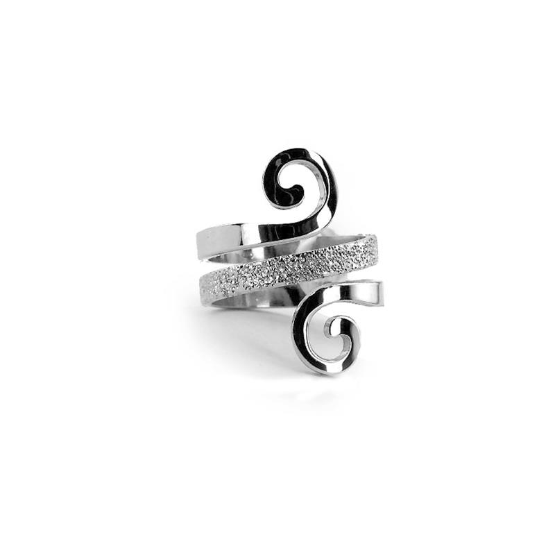 Ženski prstan iz srebra čistine 925 v kombinaciji gladkega in diamantiranega vzorca za vse velikosti prstov
