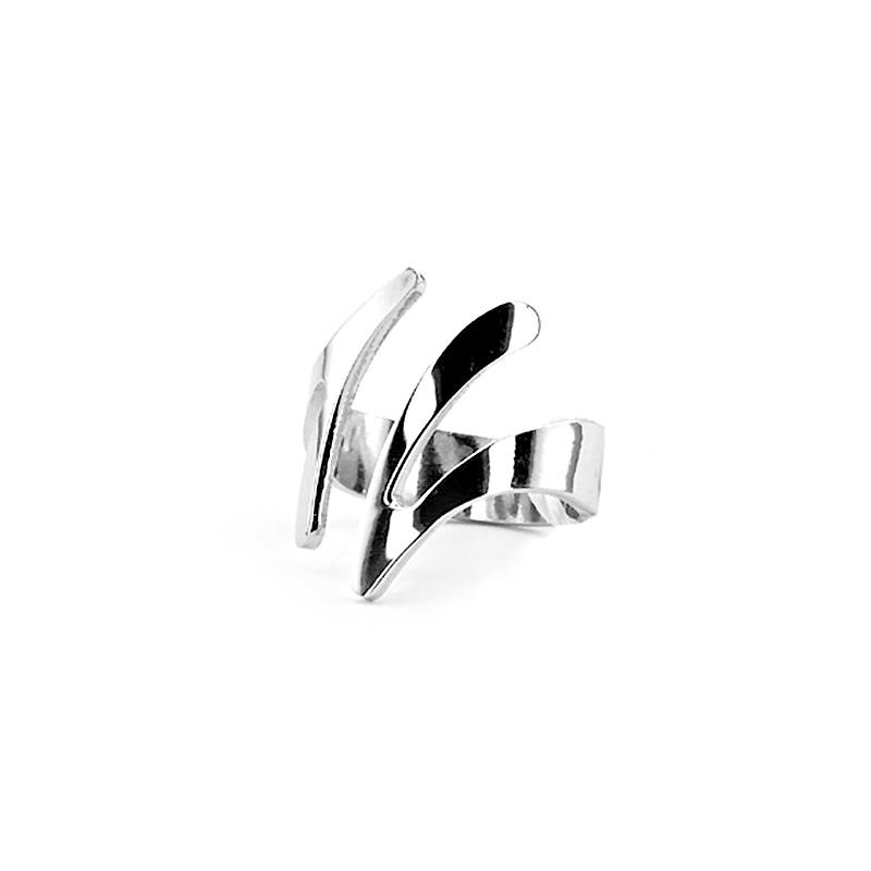 Eleganten ženski prstan iz srebra čistine 925 z gladkim sijajem v univerzalni velikosti.