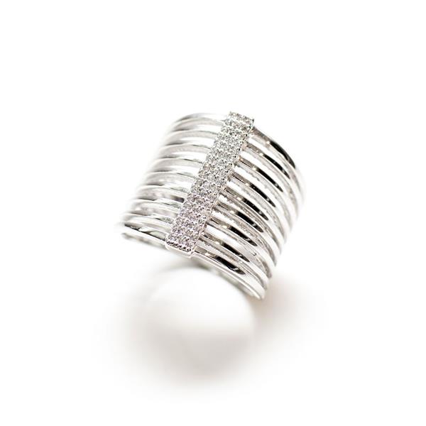 Elegantni ženski srebrni prstan čistine 925 v sijaju z vgrajenimi cirkoni v različnih velikostih.