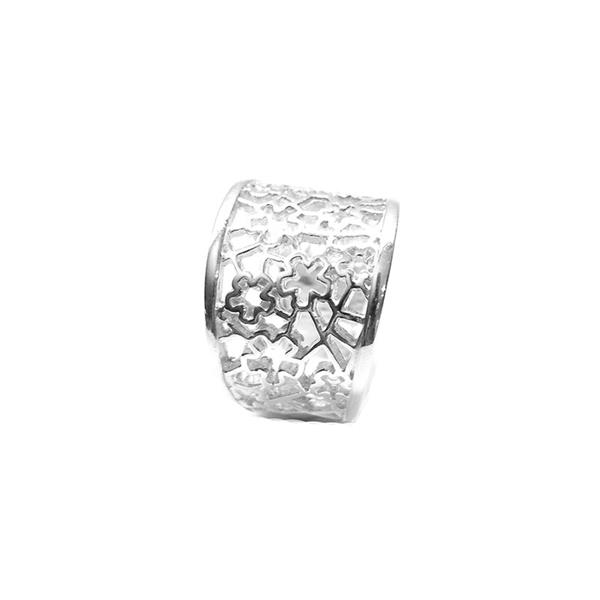 
Elegantni ženski srebrni prstan čistine 925 v diamantiranem sijaju in brez kamnov.