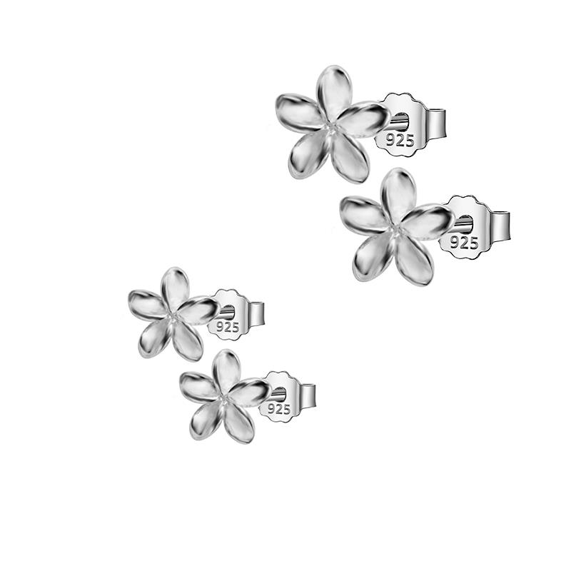 Nežni ženski ali otroški uhani iz srebra čistine 925 v obliki nežnega cveta brez kamenčkov
