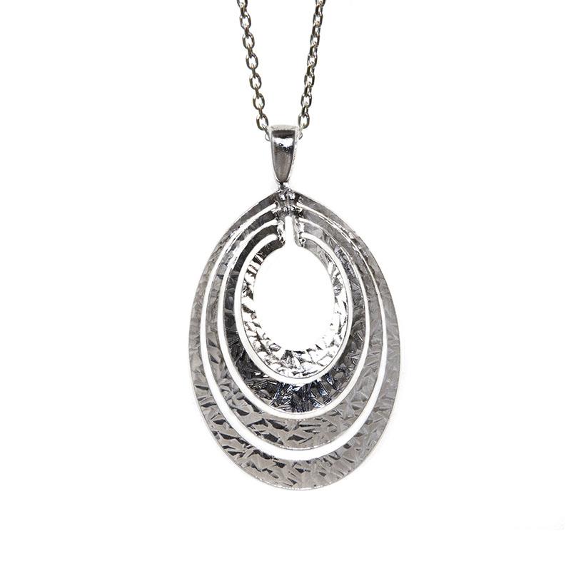 Obesek iz srebra čistine 925 z diamantiranim vzorcem in negibljivimi ovalnimi kraki