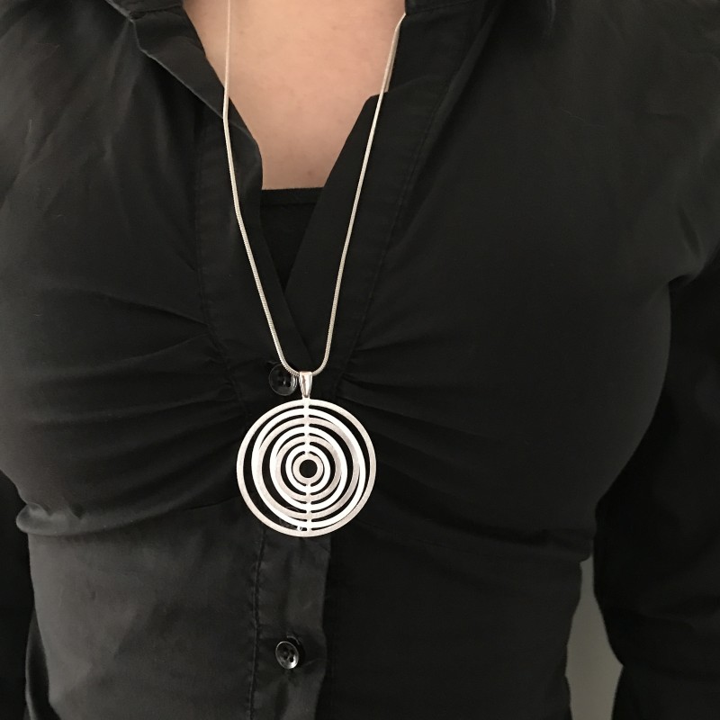 Ženski obesek iz srebra čistine 925 z diamantiranim vzorcem v obliki krogov različnih velikosti.