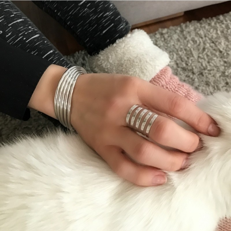 Elegantni ženski prstan iz srebra čistine 925 z diamantiranim vzorcem - za vse velikosti prstov.