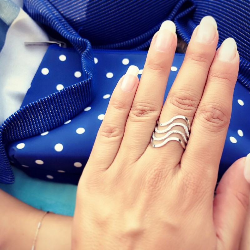 Ženski prstan iz srebra čistine 925 z gladkim in diamantiranim detajlom