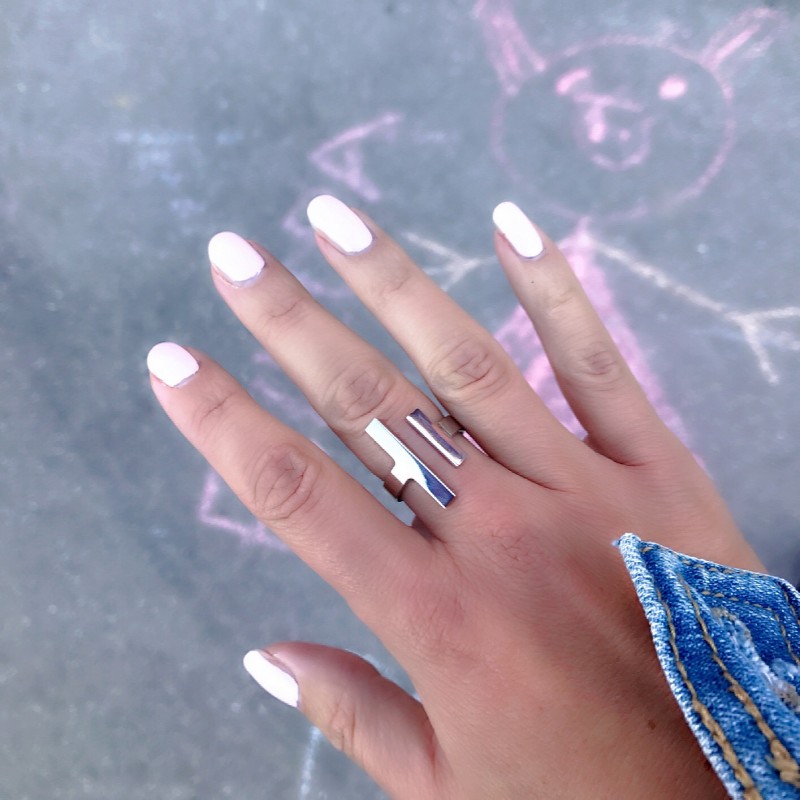 Eleganten ženski prstan iz srebra čistine 925 v kombinaciji z gladkim sijajem v univerzalni velikosti.