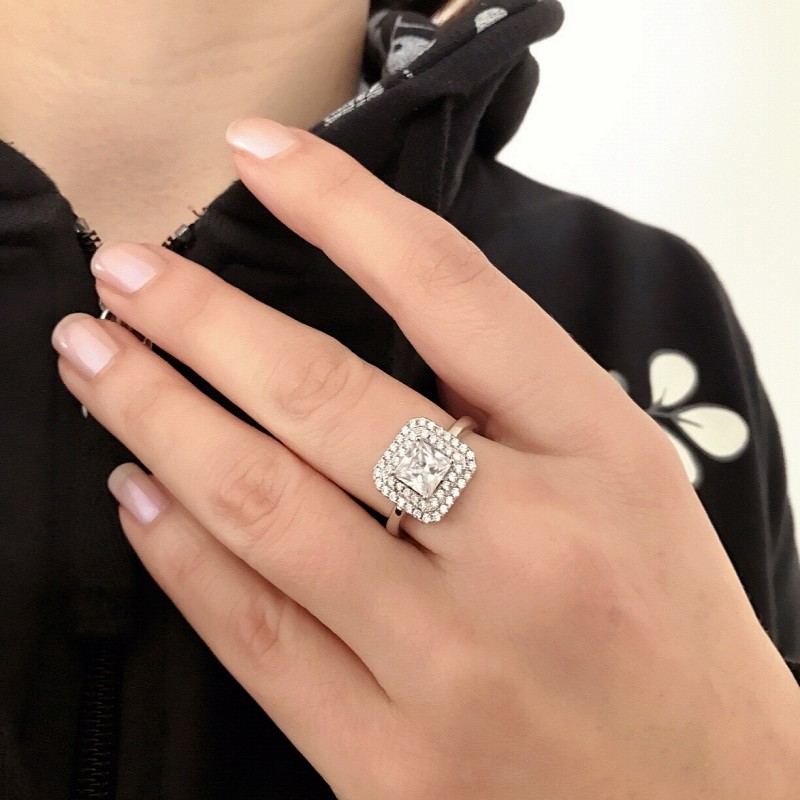 Elegantni ženski srebrni prstan čistine 925 v sijaju z vgrajenimi cirkoni v različnih velikostih.