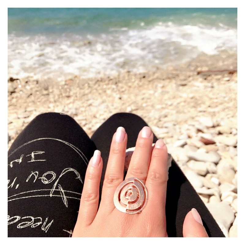 Ženski prstan iz srebra čistine 925 v rose gold barvi z diamantiranim vzorcem za vse velikosti prstov