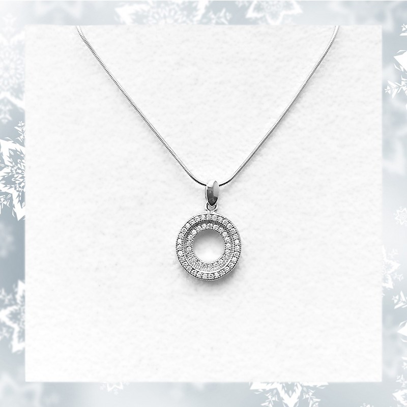 Gibljiva srebrna verižica z obeskom v obliki elegantnega kroga z vgrajenimi kamenčki