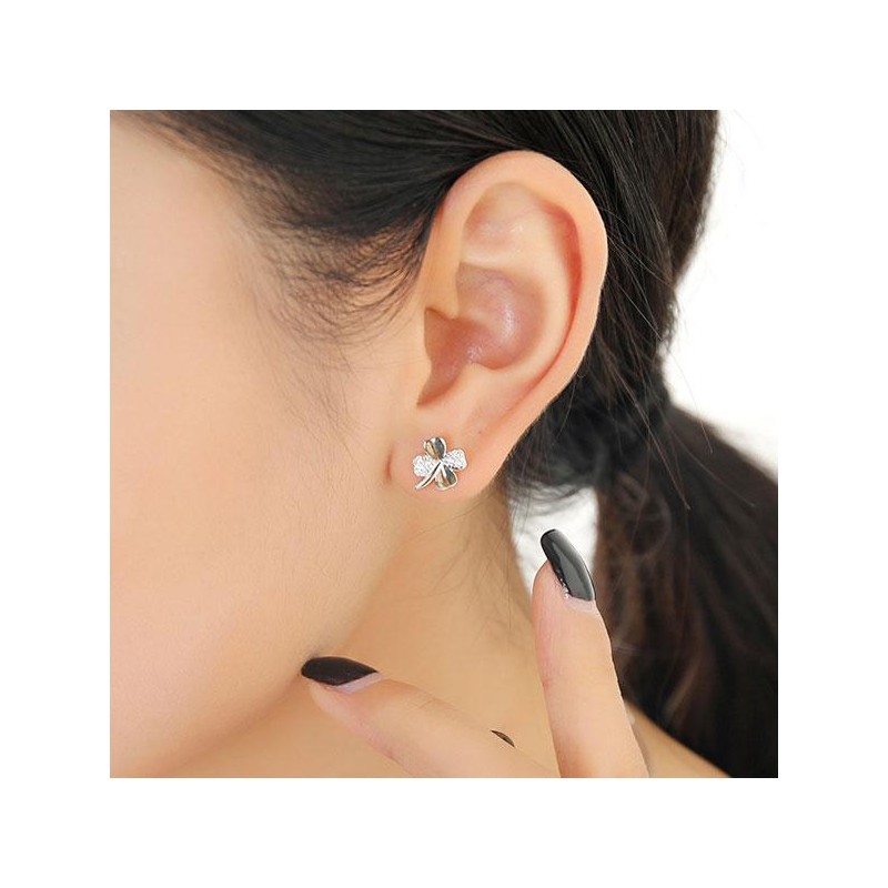 Nežni dekliški ali ženski neviseči uhani iz srebra čistine 925 v obliki štiriperesne deteljice.

