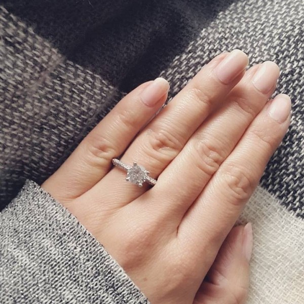 Elegantni ženski zaročni srebrni prstan čistine 925 v sijaju z vgrajenimi cirkoni v različnih velikostih.