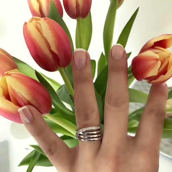 Srebrni ženski prstan z vgrajenimi cirkoni