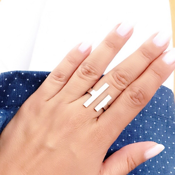 Eleganten ženski prstan iz srebra čistine 925 v kombinaciji z gladkim sijajem v univerzalni velikosti.