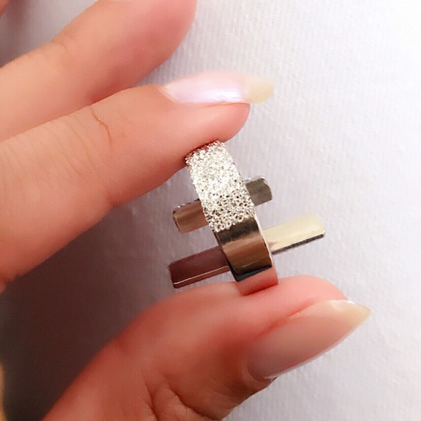 Eleganten ženski prstan iz srebra čistine 925 v kombinaciji z gladkim in diamantiranim sijajem v univerzalni velikosti.