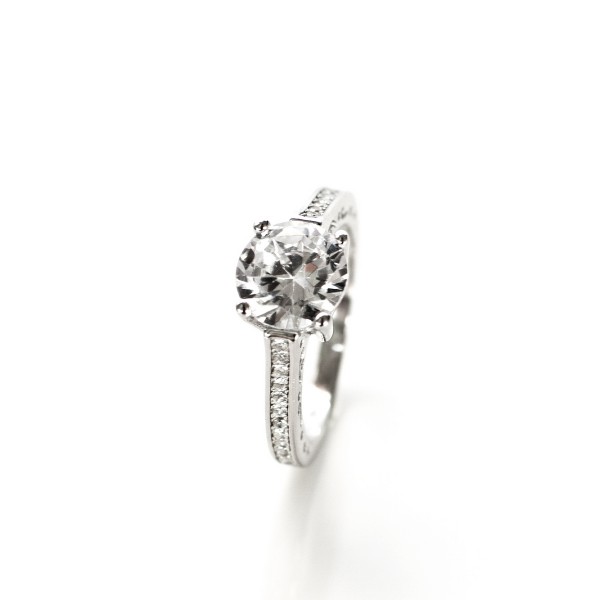 Elegantni ženski zaročni srebrni prstan čistine 925 v sijaju z vgrajenimi cirkoni v različnih velikostih.