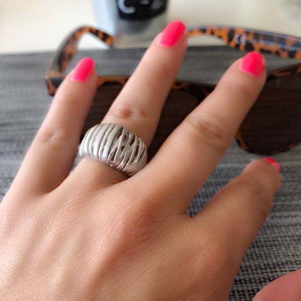 Eleganten ženski srebrni prstan brez kamnov v različnih velikostih. Na zgornji strani je prstan izbočen, na spodnji strani pa ima rožni vzorec, ki skupaj z vrhnjo stranjo tvori zanimiv vzorec.