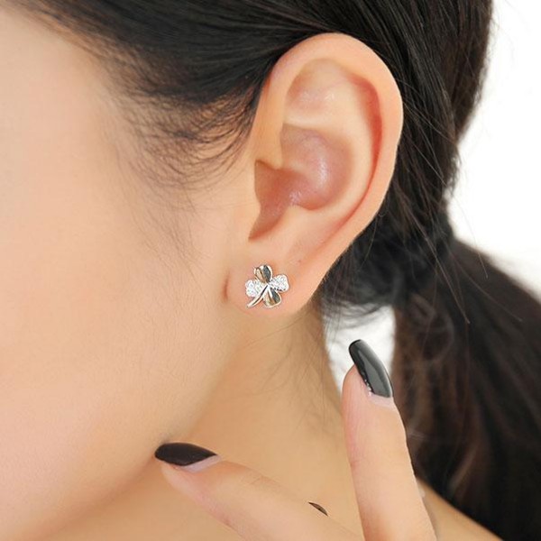 Nežni dekliški ali ženski neviseči uhani iz srebra čistine 925 v obliki štiriperesne deteljice.

