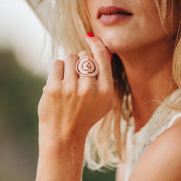 Ženski prstan iz srebra čistine 925 v rose gold barvi z diamantiranim vzorcem za vse velikosti prstov