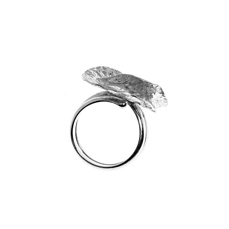Elegantni ženski prstan iz srebra čistine 925 v univerzalni velikosti - v obliki dveh prepletenih krogov