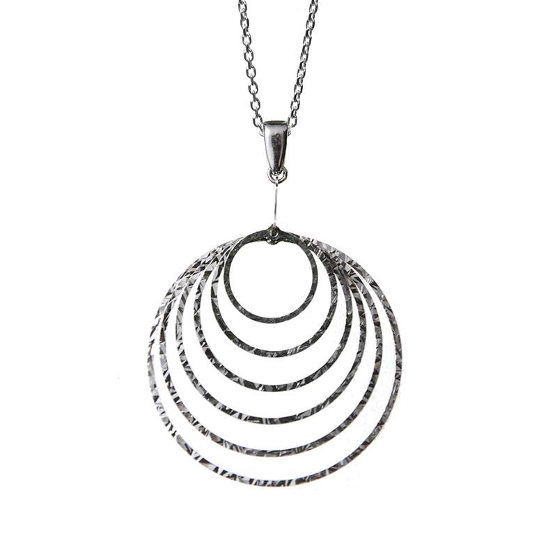 Obesek iz srebra čistine 925 z diamantiranim vzorcem in gibljivimi krogi različnih velikosti.